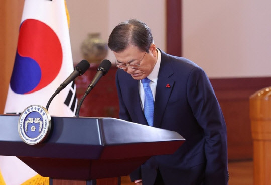 문재인(사진) 대통령이 11일 청와대에서 신년사를 마치고 인사하고 있다. <연합뉴스>